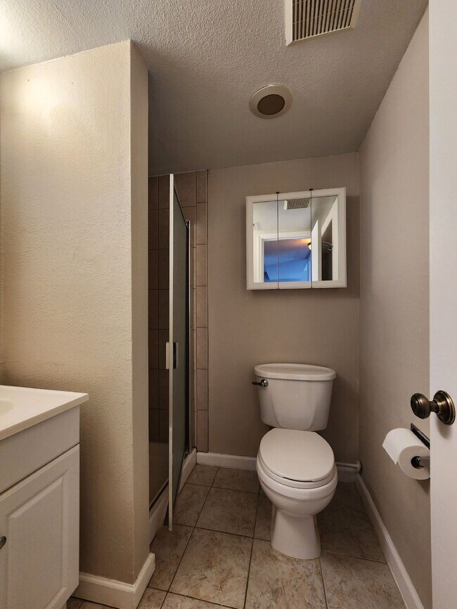 Building Photo - Beautiful 3 Bedroom Home In Great Neighborhood!