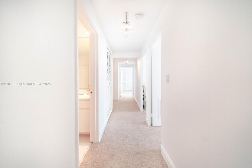 Building Photo - 1408 Brickell Bay Dr