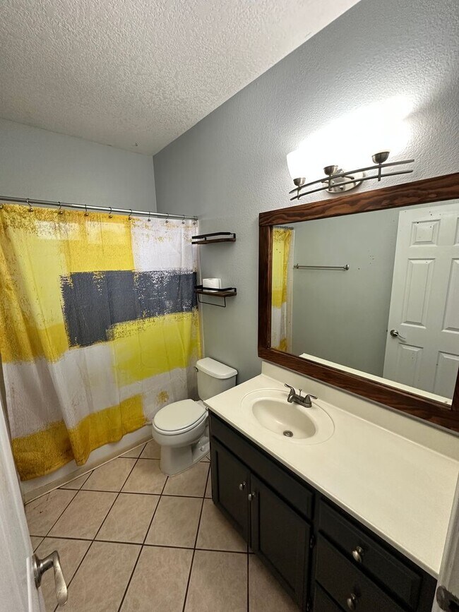 Building Photo - Tons of Character! 3 bed 2.5 bath amazing ...