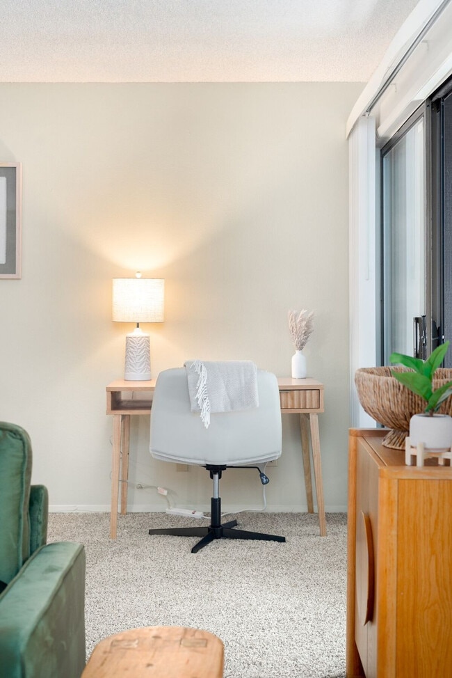 Building Photo - 2348 S Vermont St