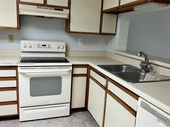 Building Photo - 665 SW 113th Way