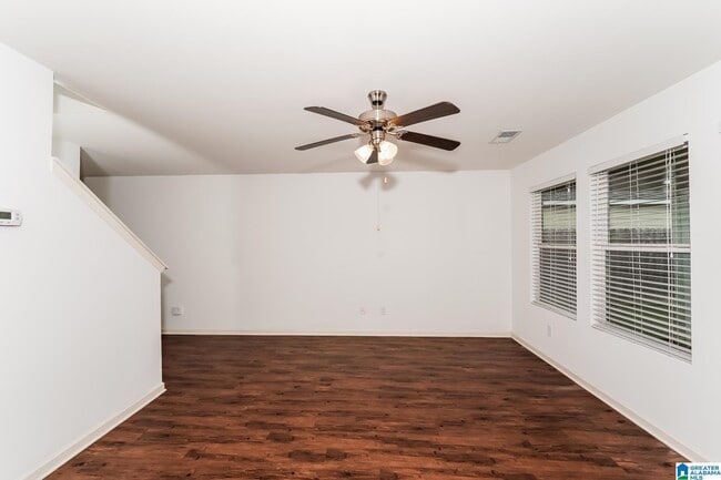 Building Photo - 915 Hawthorn Ln