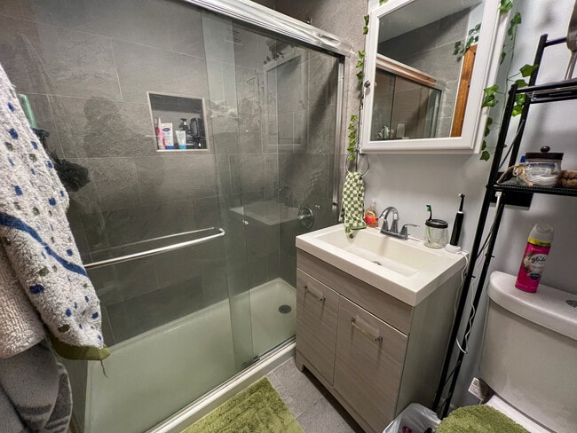 Building Photo - 6421 N Greenview Ave