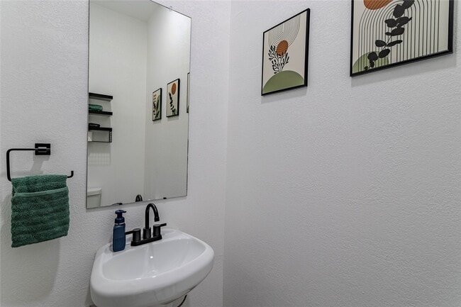 Building Photo - 5901 Crest Ct