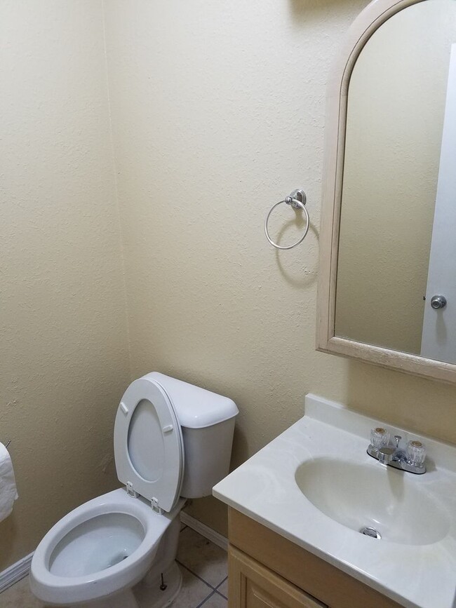 Building Photo - 2 Bedroom, 1.5 Bathroom 1st Floor Condo wi...