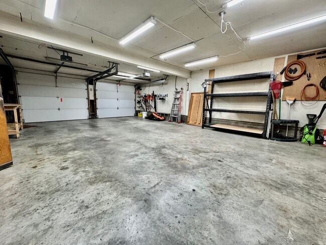 Building Photo - Large Mid-Century Home in Magnolia!