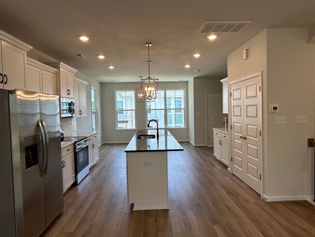 Building Photo - Luxury End-Unit Townhome with 2-Car Garage, Deck & Bonus Room – Available June 5!