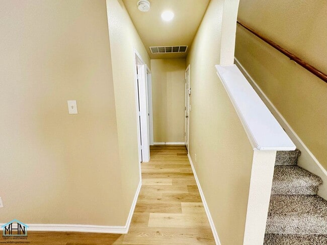 Building Photo - Big & Beautiful 5 bed/3.5 bath 2 Story home that's conveniently located to Randolph AFB