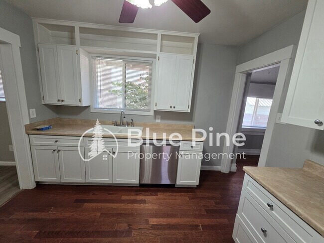 Building Photo - 328 11th St