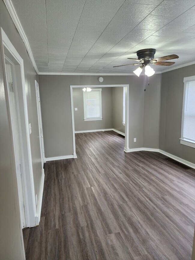 Building Photo - Two unit duplex