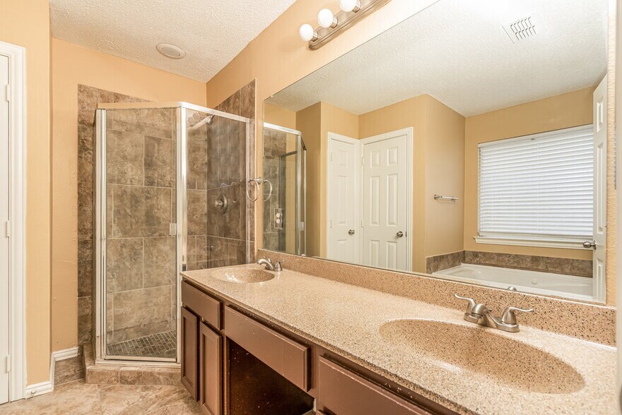 Building Photo - 520 Picketts Dr