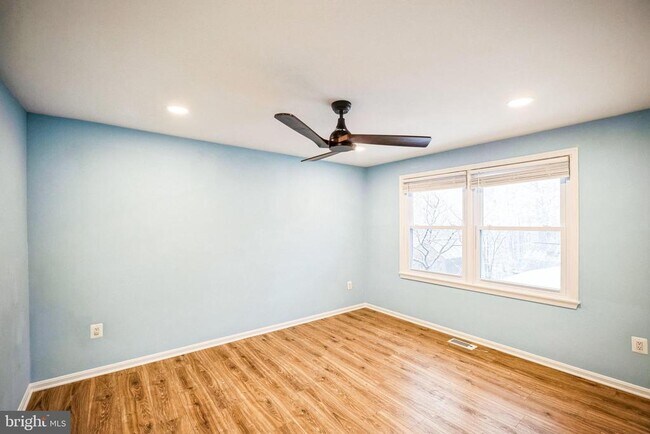Building Photo - 16080 Deer Park Dr