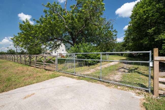 Building Photo - Charming 4-Bedroom, 2-Bathroom Farmhouse i...