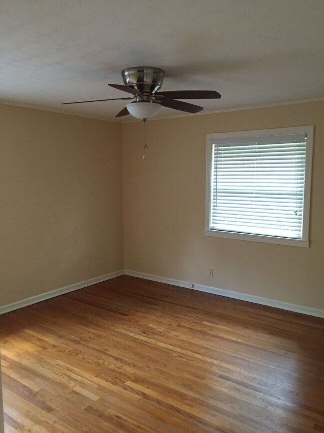 Building Photo - 1218 W White Oak Dr
