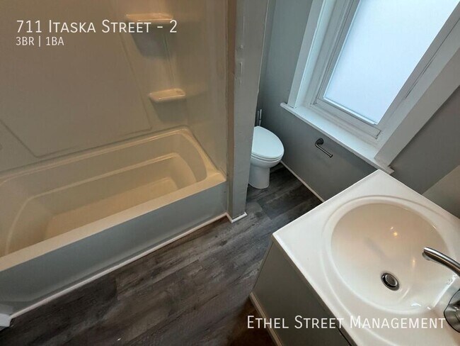 Building Photo - 711 Itaska St