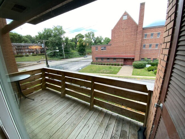 Building Photo - 2 Bedroom Condo with Balcony in a Quiet Building!