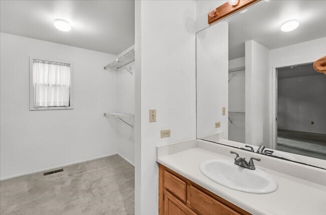Building Photo - 3Bd/2Ba Issaquah Condo