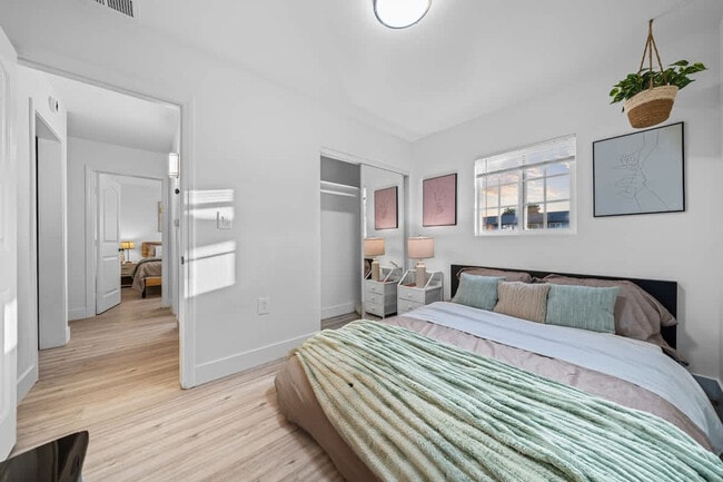 Building Photo - 606 S Sunshine Ave