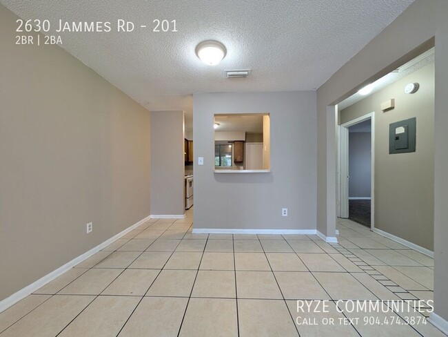 Building Photo - Spacious Downstairs Apartment - Westside