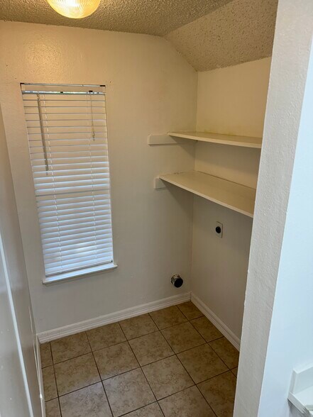 Building Photo - 17401 Red Oak Dr