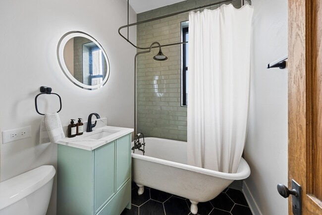 Building Photo - Renovated 1 bed + den in Logan Square - Now Leasing!