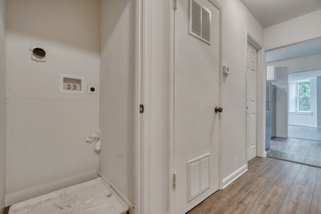 Building Photo - 2324 Callow Ave