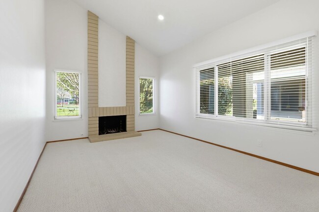 Building Photo - Updated Townhome in Lake Santa Clara HOA