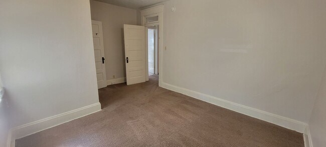 Building Photo - 5 Bedroom House - Walking distance from Central Campus