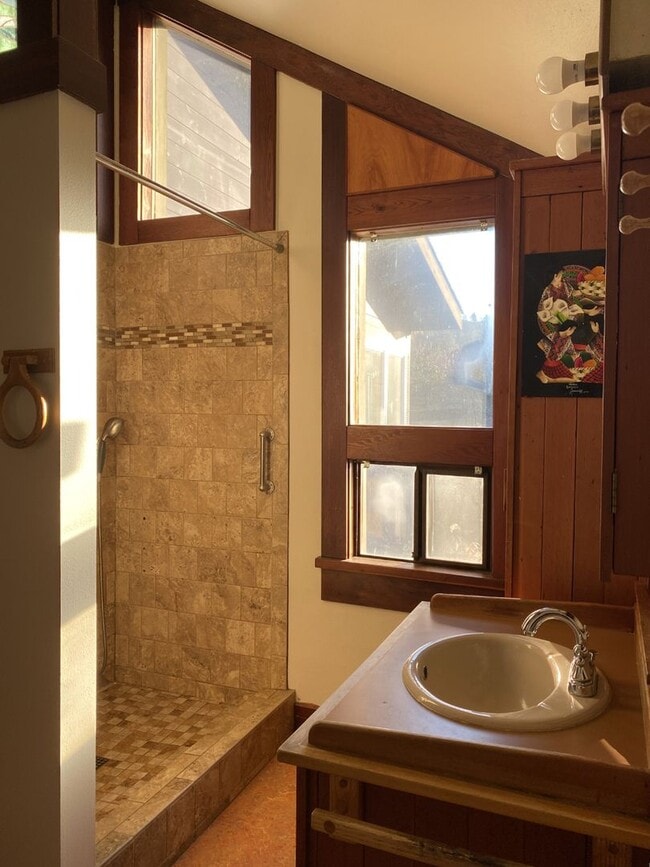 Building Photo - Country Home!