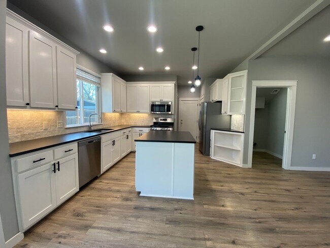 Building Photo - Stunning 3 bed 2.5 bath for rent in Coweta!!