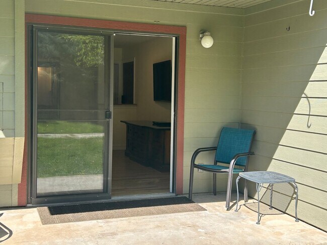 Building Photo - Beautiful Condo in Carbondale!