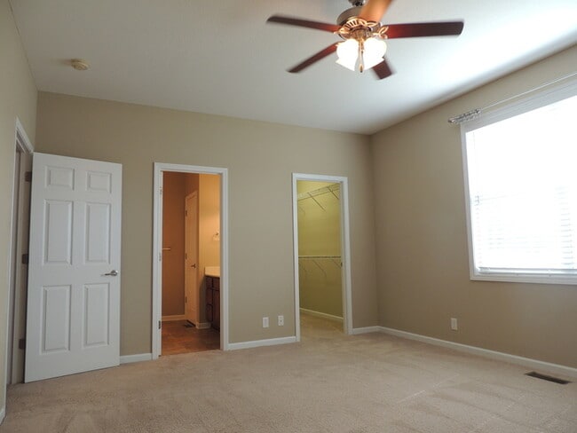 Building Photo - 3 bed, 2 bath, 2 car garage townhouse w/ bonus room in West Knoxville