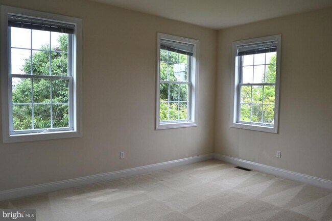 Building Photo - 806 Wren Ln