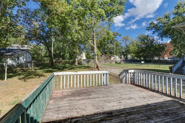 Building Photo - Renovated 2 Bedroom Home!