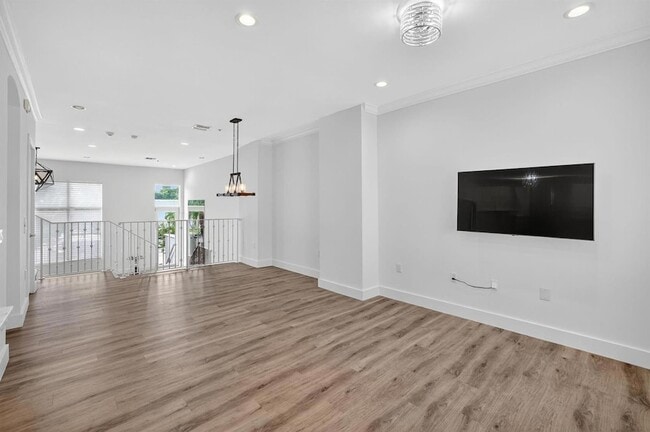 Building Photo - 508 N Birch Rd