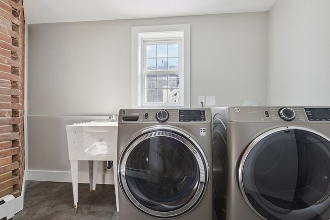 Building Photo - Charming 3-Bedroom in Downtown Niantic