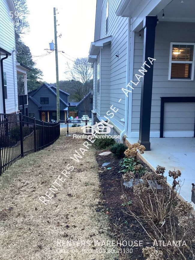 Building Photo - Lovely Home in Flowery Branch