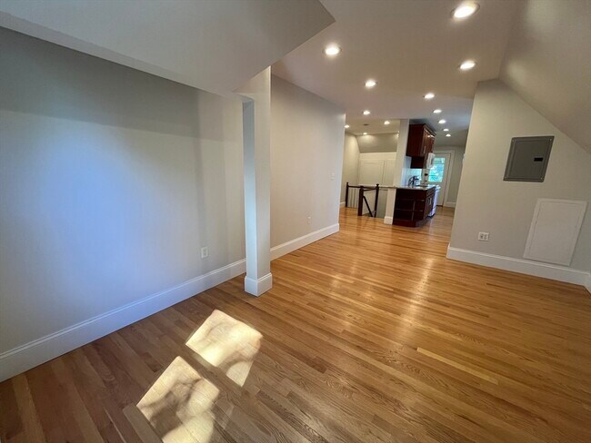 Building Photo - 90 Lyndhurst St