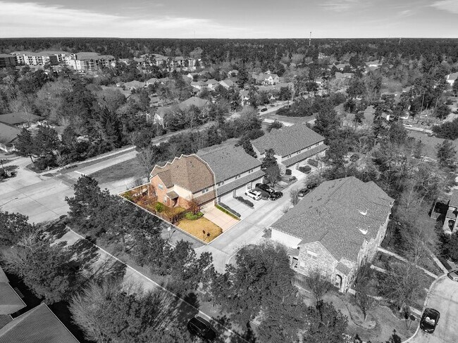 Building Photo - Exceptionally well-maintained Sterling Ridge Townhome boasts an array of desirable features!