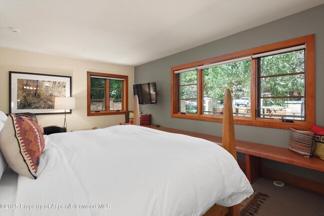 Building Photo - 714 S Galena St