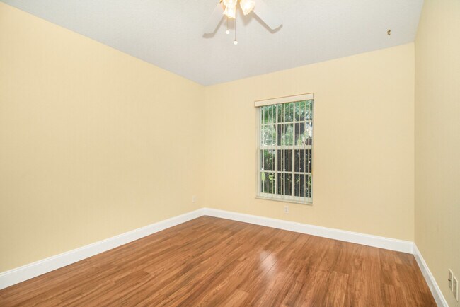 Building Photo - 10136 Kingsbridge Ave