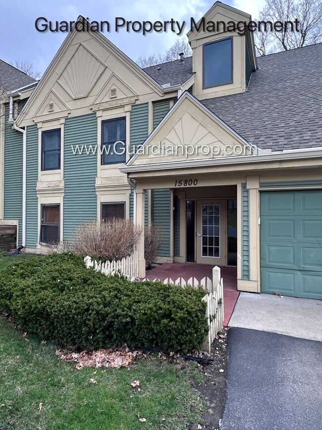 Building Photo - Plymouth Town Home, 1 Car Garage, Dishwasher, In Unit Laundry, Patio