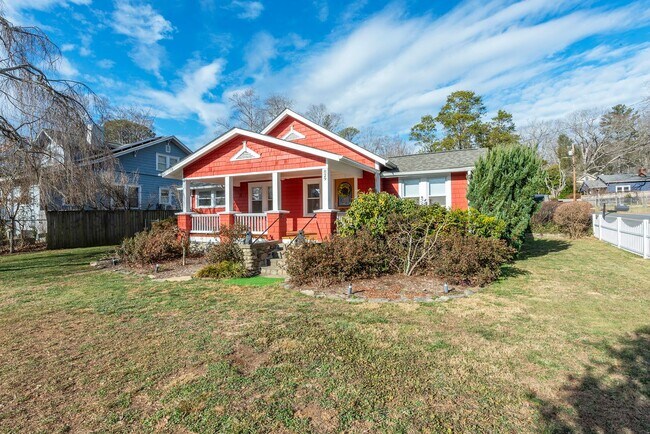 Building Photo - Charming Black Mountain Rental!