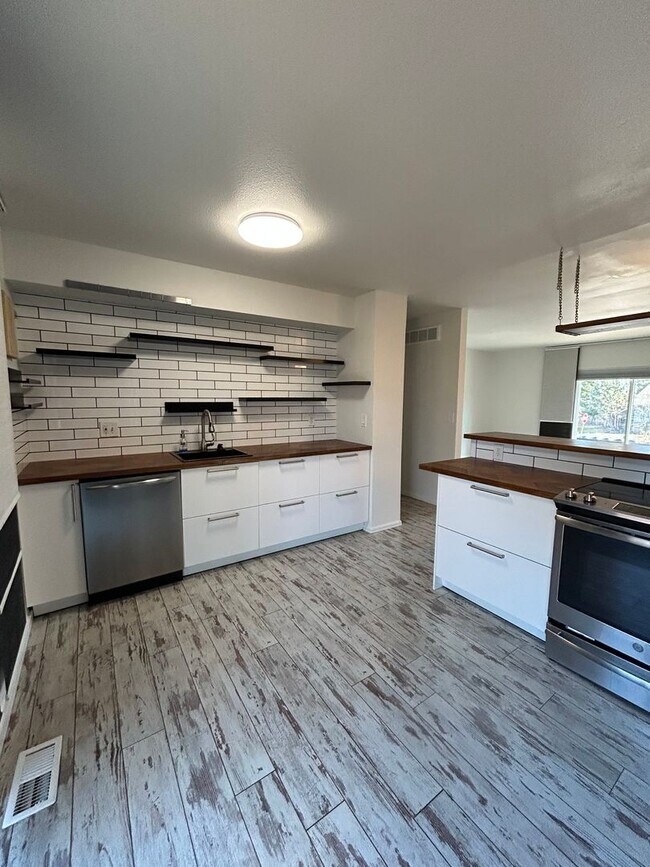 Building Photo - Stunning 4 BR/2 BA Morrison Home!!