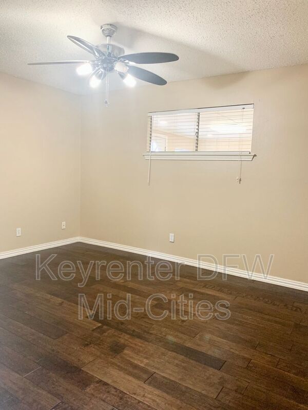 Building Photo - 505 E Scotland Dr
