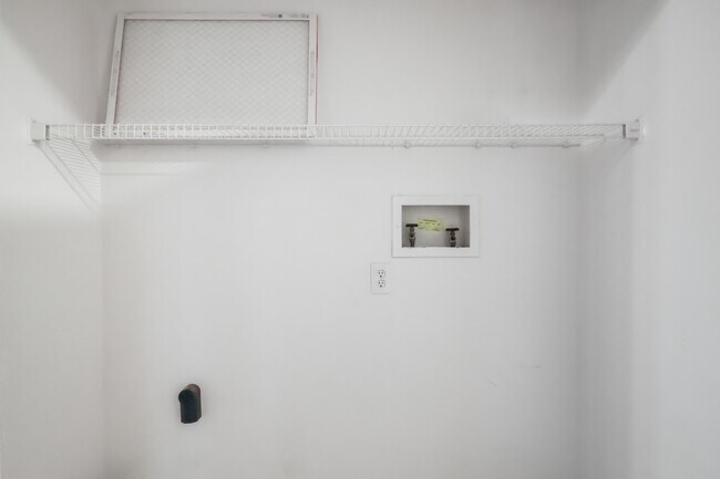 Building Photo - 3817 Roscommon Way