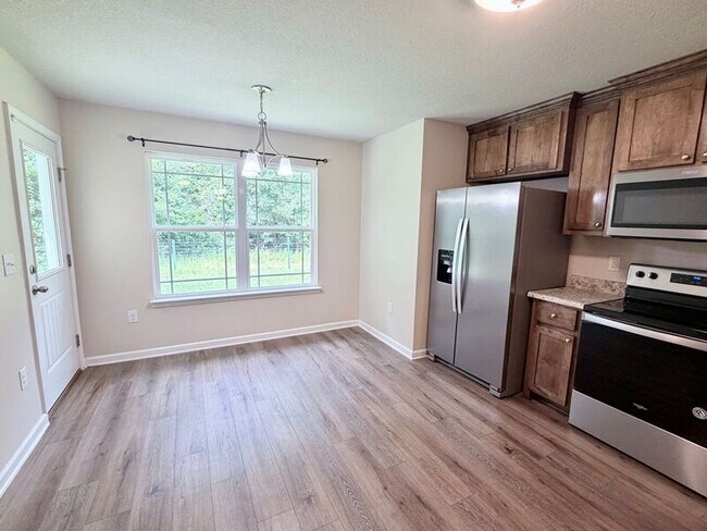 Building Photo - 5890 Daffodil Dr