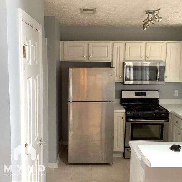Building Photo - 664 Bedford Ct