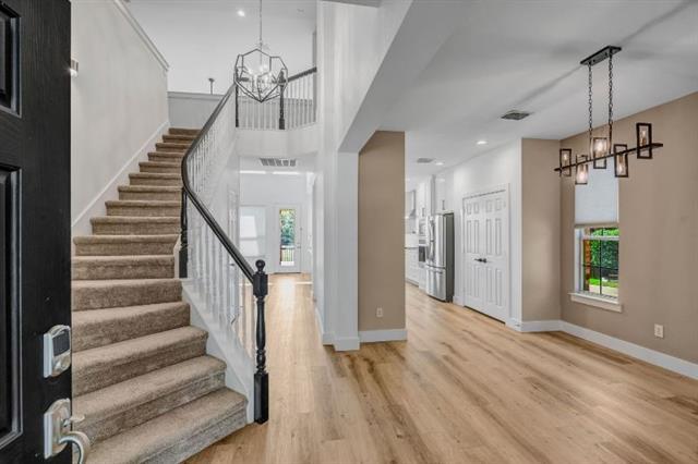 Building Photo - 3812 Lakeway Dr