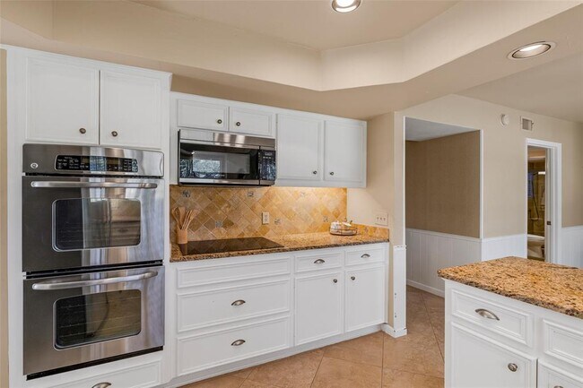 Building Photo - 9006 Balcones Club Dr